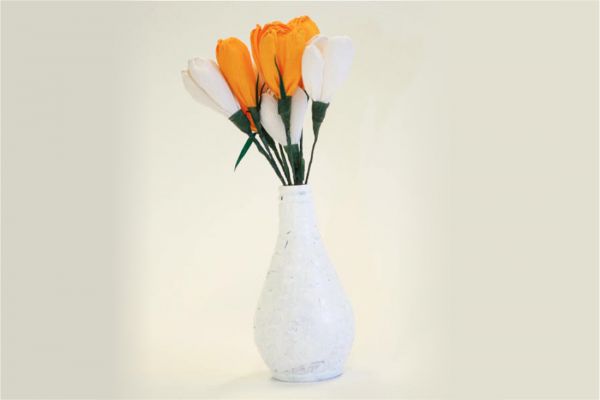 Bela vaza z rožami
